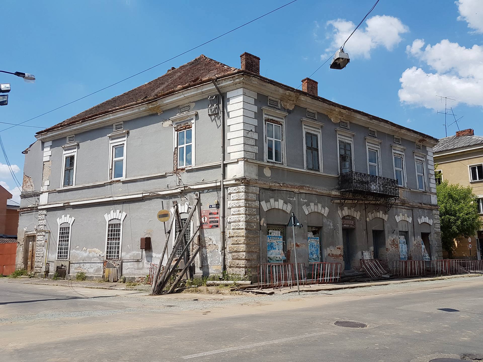 Casa cu bârne a rușinii intră în reabilitare. Cât costă și cine plătește