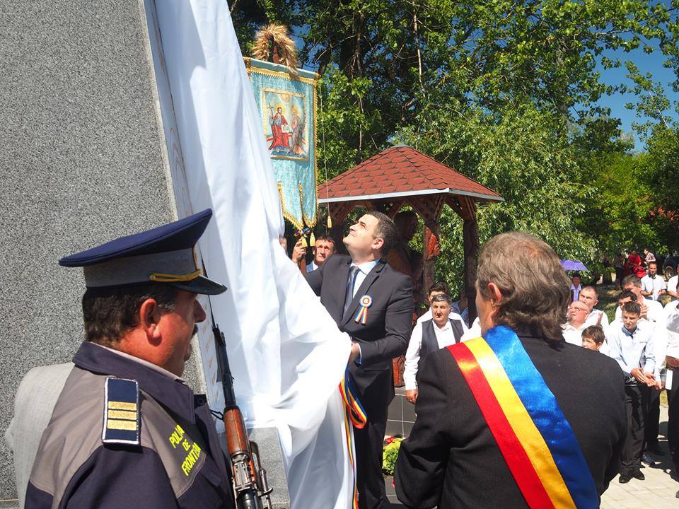 FOTOGALERIE. Monument închinat eroilor moți pe graniția cu Ungaria. Ministrul Apărării, printre participanți