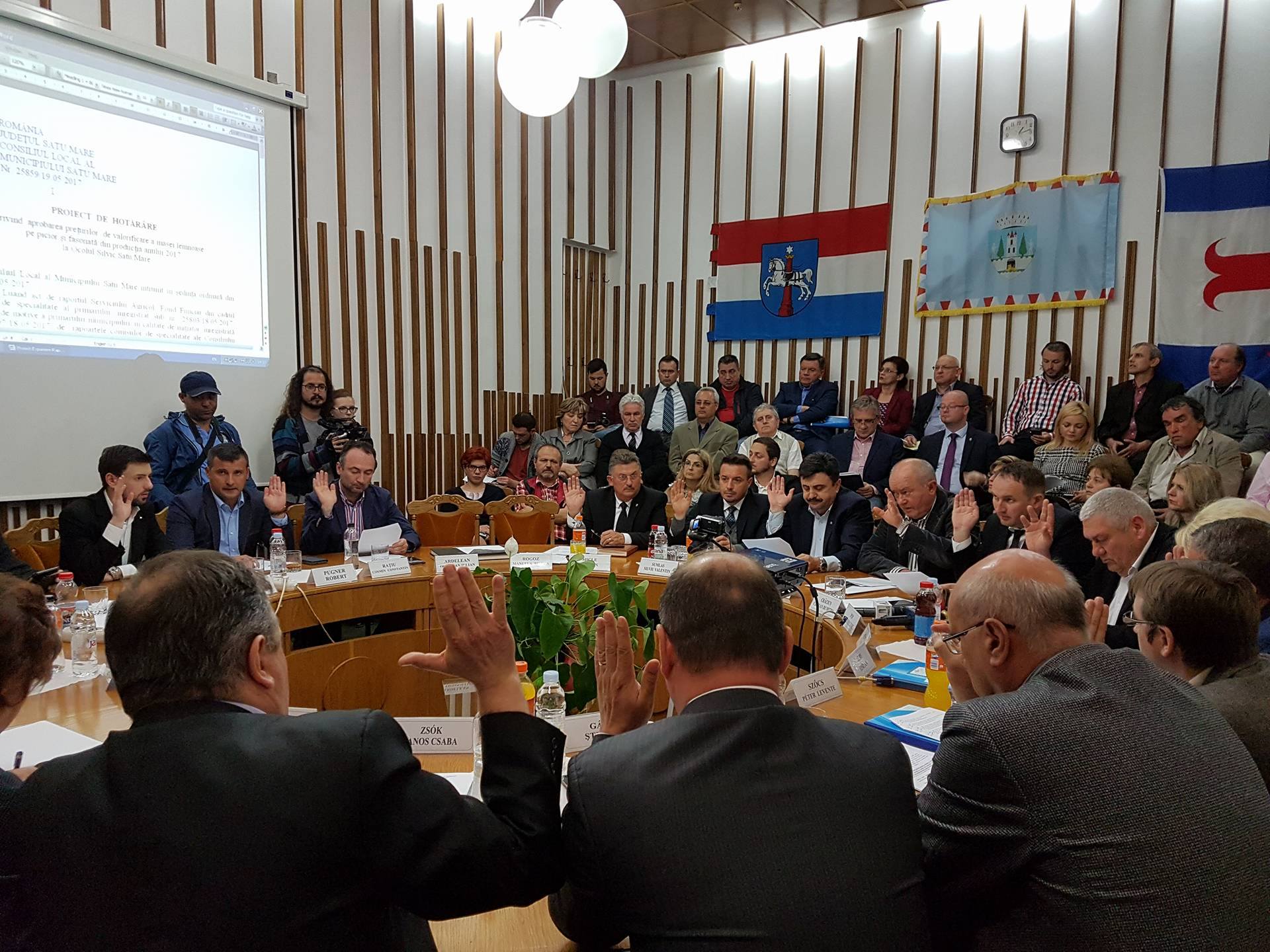 INCREDIBIL. Consilierii locali din Satu Mare, amenințați în față cu DNA. Cartier cu 62 de locuințe, amânat