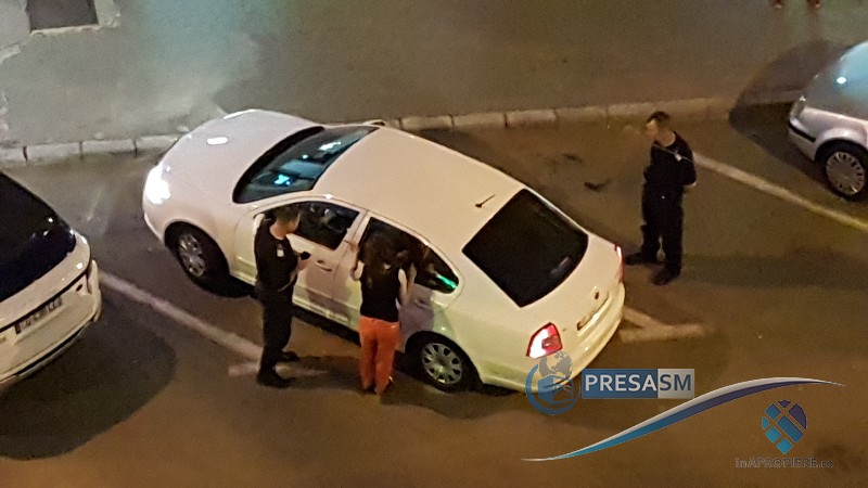 FOTO. Copil blocat într-o mașină, în centrul Sătmarului. ”Eliberat” după mai multe minute