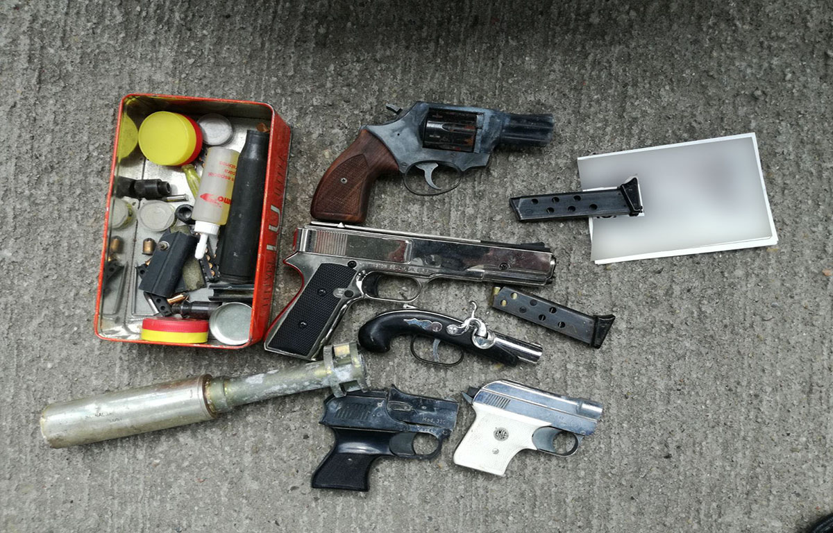FOTOGALERIE. Incredibil! Pistoale și muniție descoperite într-o mașină în Vama Petea