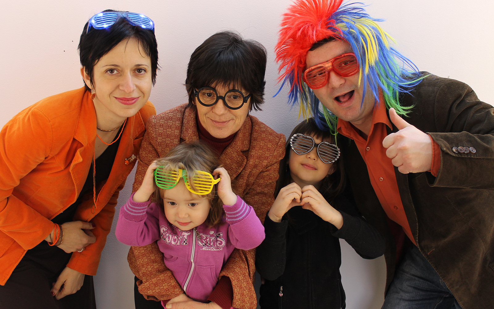 NOUTATE! Cabina foto Party-Pics se poate închiria pentru diferite intervale de timp