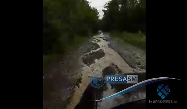 VIDEO incredibil. Râul care trece prin mijlocul drumului în Satu Mare. Imagini de lumea a treia