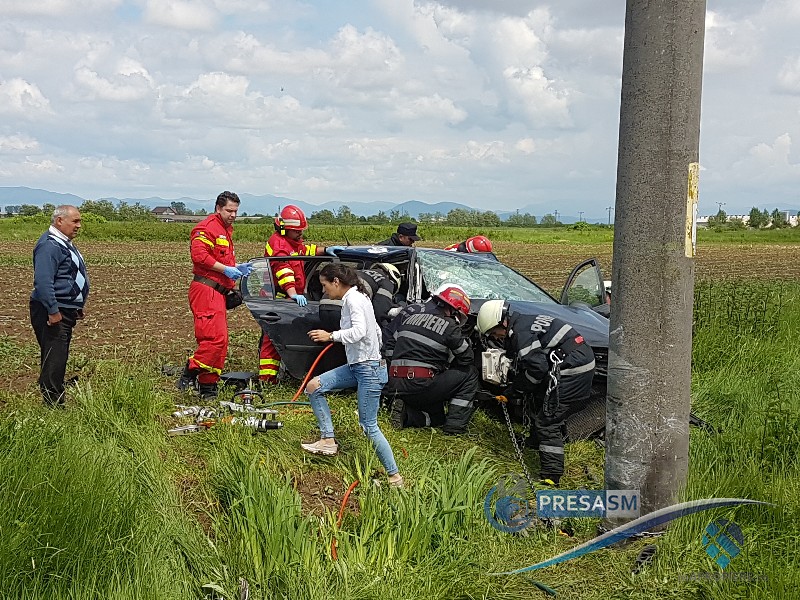 FOTO&VIDEO. Accident horror lângă Odoreu. Persoană încarcerată în mașină