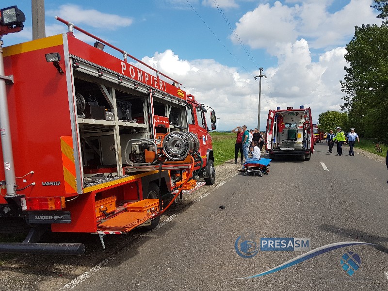 Accident frontal între două mașini. Vinovat: un tânăr. Victimă: o femeie