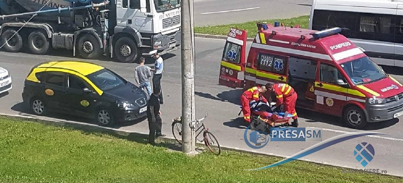 FOTOGALERIE. Biciclist lovit cu mașina de un taximetrist în centrul Sătmarului