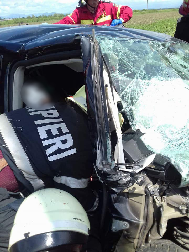 Accident rutier în Carei. O persoană a rămas blocată. Pompierii intervin în forță