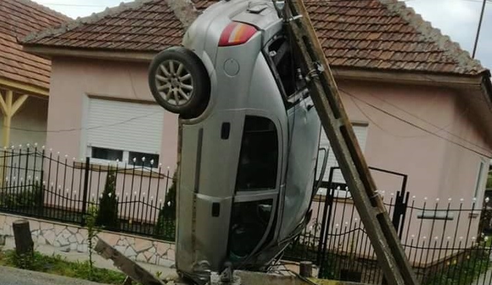 FOTO. Ce accident! Un tânăr s-a oprit cu mașina în stâlp