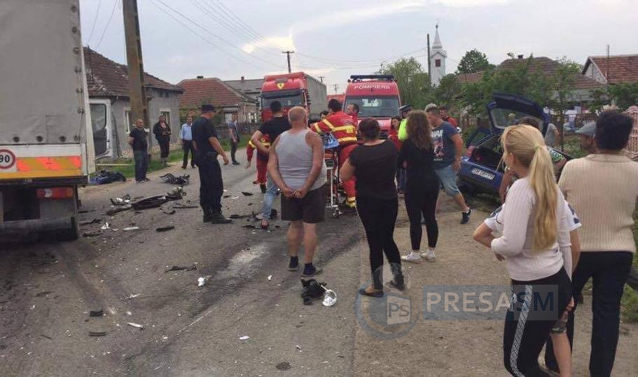 FOTO&VIDEO. Impact frontal între un camion și o mașină. O femeie și o copilaș, răniți grav