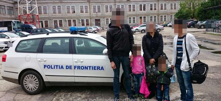 FOTO. O familie întreagă de refugiați, cu copii mici, reținută în Satu Mare
