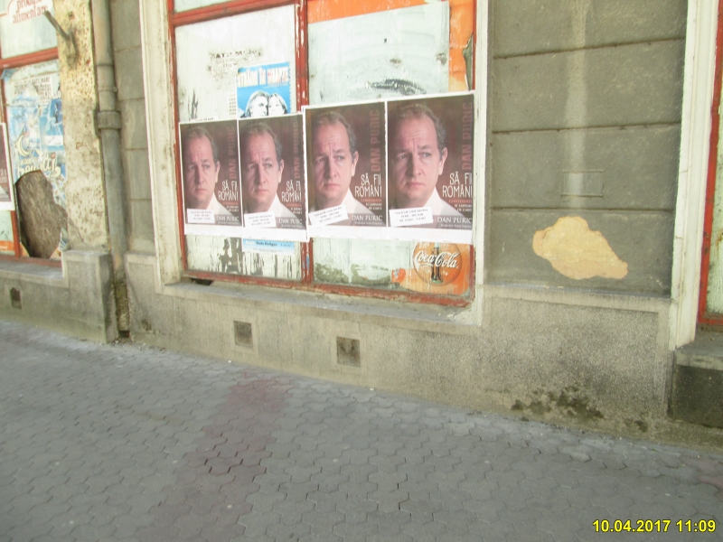 FOTOGALERIE. Afișele ilegale au împânzit Sătmarul. Polițiștii locali s-au mobilizat și le-au dat jos