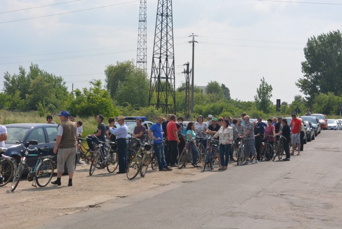 FOTOGALERIE. Revoltă fără precedent în județ, la Căpleni! Sute de localnici în stradă