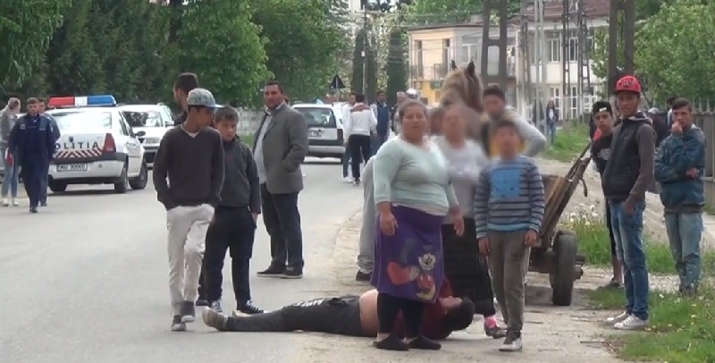 FOTOGALERIE. Scandal monstru în Medieșu Aurit. Zeci de persoane în stradă, sânge și amenințări