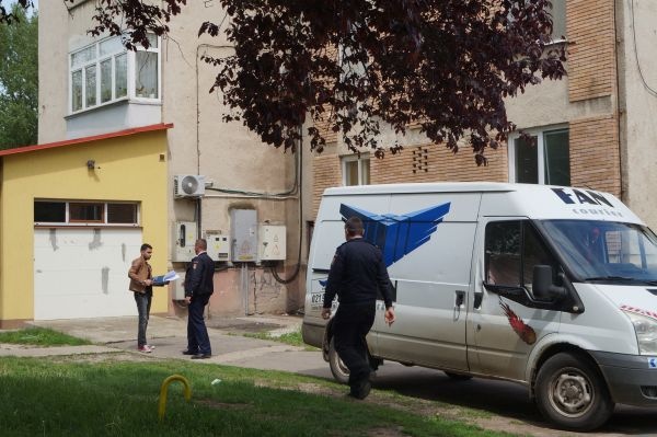 FOTOGALERIE. Un bărbat a MURIT după ce a căzut de la etajul 8 al unui bloc turn din Carei