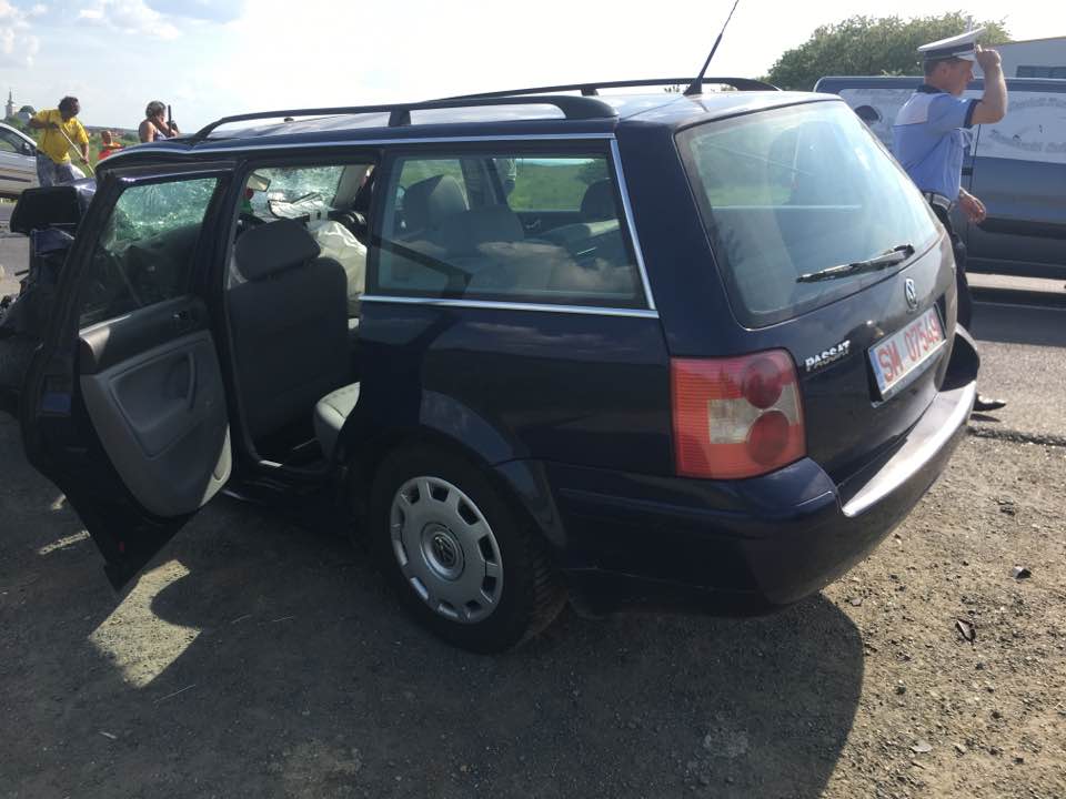 Accident comic. Beat mort, un șofer a ”parcat” într-o altă mașină!