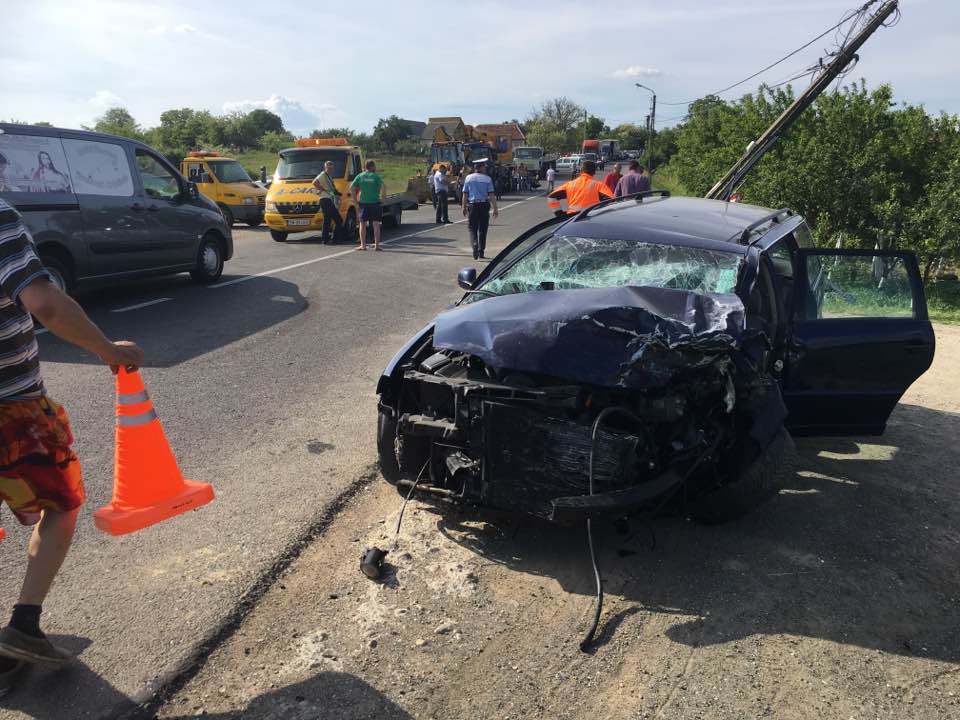 Accident frontal între două mașini. Mai multe victime în județ