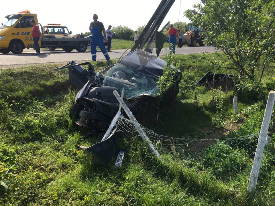 Accident în locul în care au murit patru oameni! Un tânăr a intrat cu mașina în stâlp