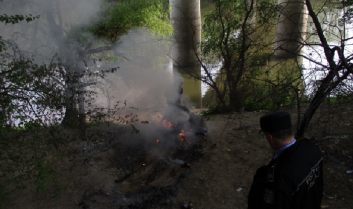 FOTO. Pericol public. Un sătmărean a făcut foc sub Podul Decebal