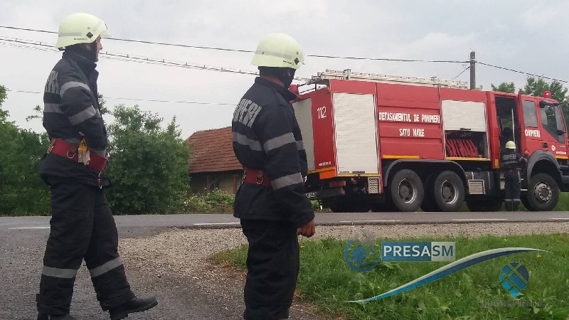 FOTOGALERIE. Casă cuprinsă de flăcări în județ. Pompierii au intervenit cu mai multe autospeciale