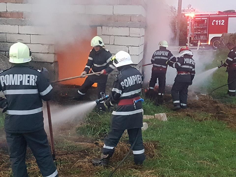 Stil MAFIOT. Casă incendiată intenționat de persoane necunoscute în județ