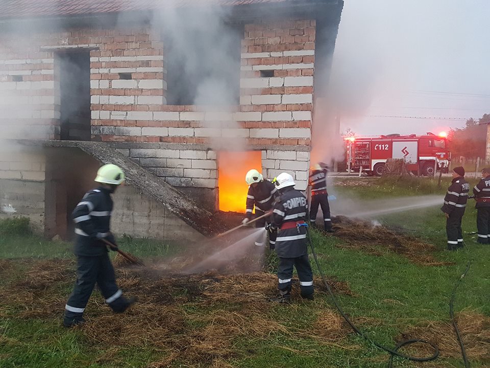 FOTOGALERIE. Un individ necunoscut a incendiat un imobil în Negrești-Oaș