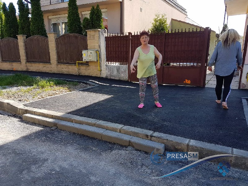 FOTOGALERIE. Oamenii acuză lucrările la străzile din Satu Mare. Apa curge în curți