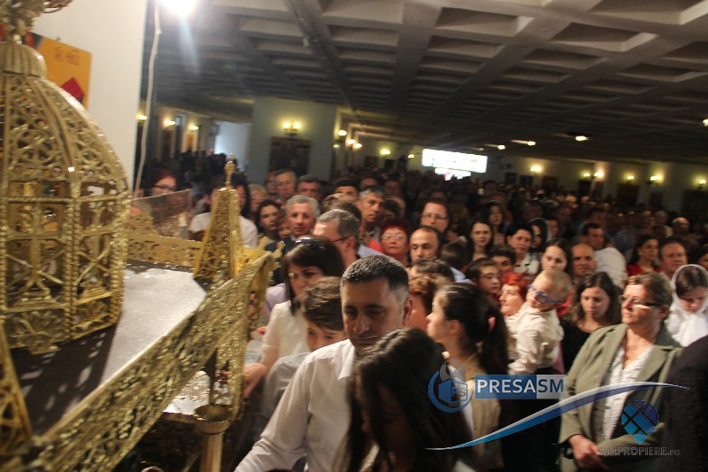FOTO&VIDEO. Mii de sătmăreni s-au închinat moaștelor Sf. Nicolae și Sf. Brâncoveanu