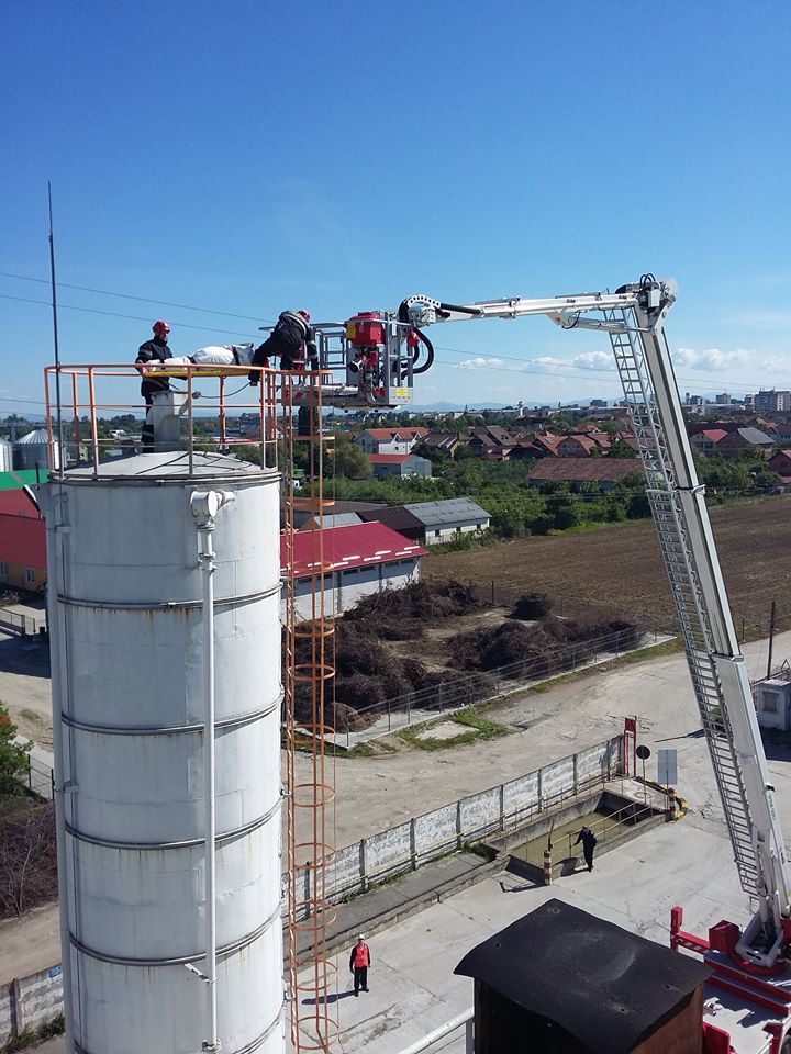 FOTOGALERIE. Intervenție de salvare la mare înălțime a pompierilor din Satu Mare