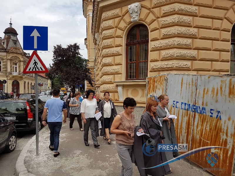 FOTOGALERIE. Protest cu zeci de persoane în fața Tribunalului Satu Mare