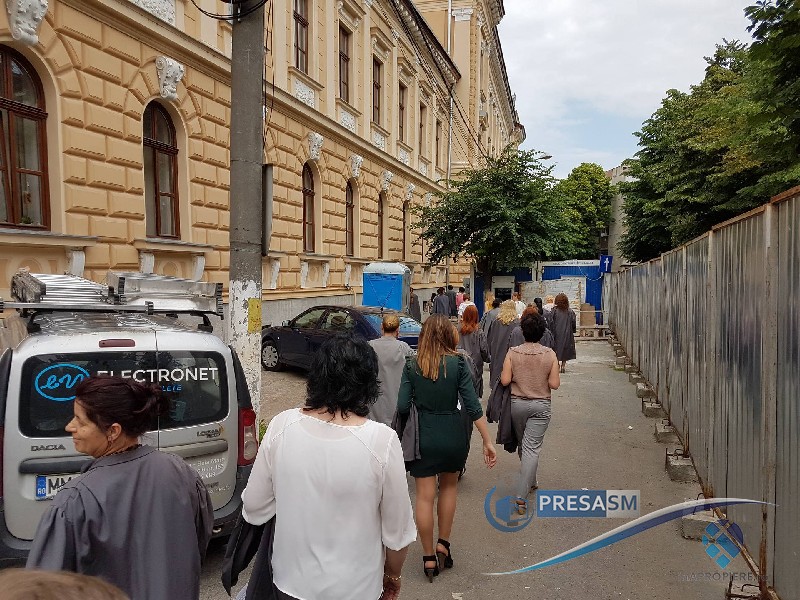 PERICOL. Ședință suspendată la Tribunalul Satu Mare. Sistem recent montat, cedează