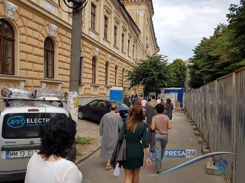 Procurorii au făcut publice acuzațiile în cazul polițistului și funcționarei, suspectați de luare de mită