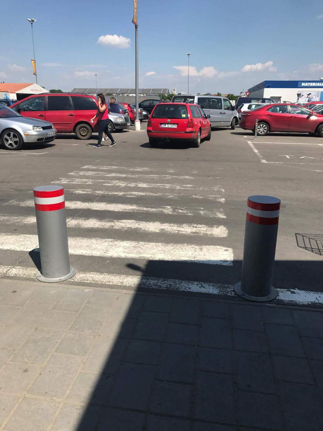 FOTO. Tineri bătuți în parcare la Auchan, sub ochii unor bodyguarzi