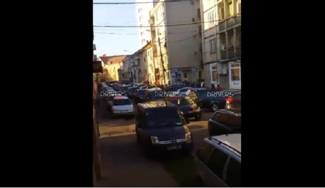 VIDEO. Un șofer a blocat o stradă întreagă în centrul Sătmarului