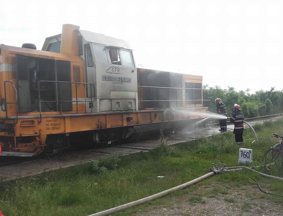 FOTOGALERIE. Locomotiva unui tren a luat foc în mers în județul Satu Mare