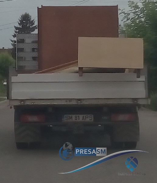 FOTOGALERIE. Angajați ai Apaserv transportă...mobilă, pe banii sătmărenilor