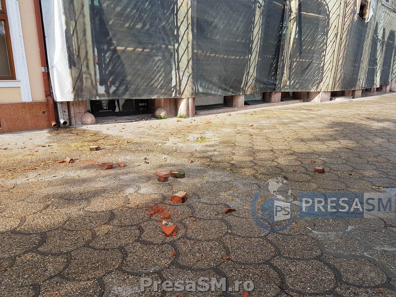 FOTOGALERIE. Pericol public! Cărămizi din Hotelul Dacia au căzut pe trotuar