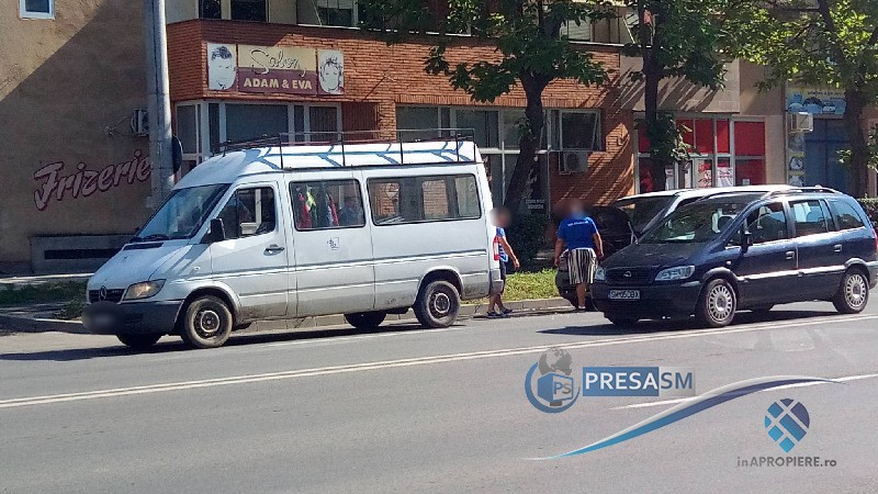 FOTO. Accident pe Drumul Careiului. Un microbuz cu persoane la bord a fost lovit