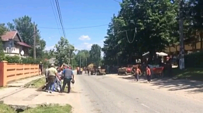 VIDEO. Bătaie cu furci și coase în centrul unei localități din județ