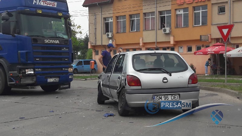 FOTO&VIDEO. Accident în Satu Mare. Mașină, condusă de o femeie, lovită în plin de un TIR