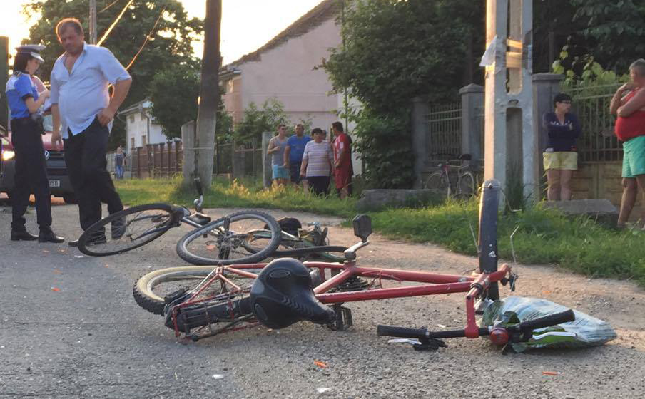 A dat cu tractorul peste un biciclist și a plecat. Polițiștii au pornit în căutarea șoferului
