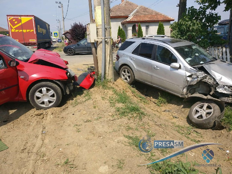 FOTO&VIDEO. Impact crunt între două mașini. Una a ajuns în stâlp, alta într-un gard