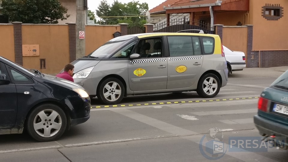FOTO&VIDEO. Biciclist inconștient, lovit de un taximetru în municipiul Satu Mare