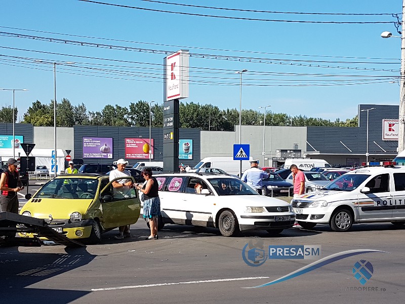 FOTO&VIDEO. Accident la Kaufland, în Satu Mare. Înjurături, nervi și blocaje