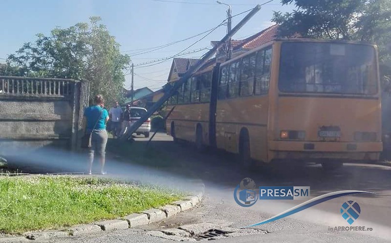 FOTO. Lăsat de izbeliște, un stâlp a căzut peste un autobuz în Satu Mare