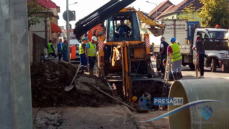 FOTO&VIDEO. Avarie majoră la conductele de apă/canalizare în Satu Mare. Zeci de muncitori intervin