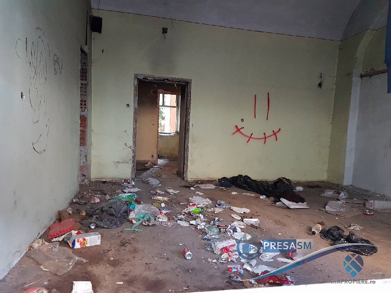 FOTOGALERIE. Clădire incendiată în centrul Sătmarului. Încă nu se cunosc autorii