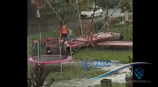 VIDEO. IREAL. Ce au făcut câțiva copii în timpul furtunii de astăzi, în Satu Mare