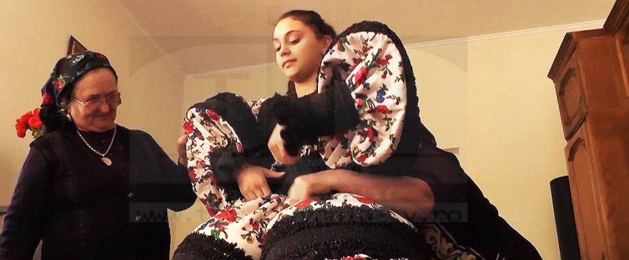 FOTO. Cele mai scumpe costume populare în cea mai bogată comună din România: 20.000 de euro și cristalele Swarovski