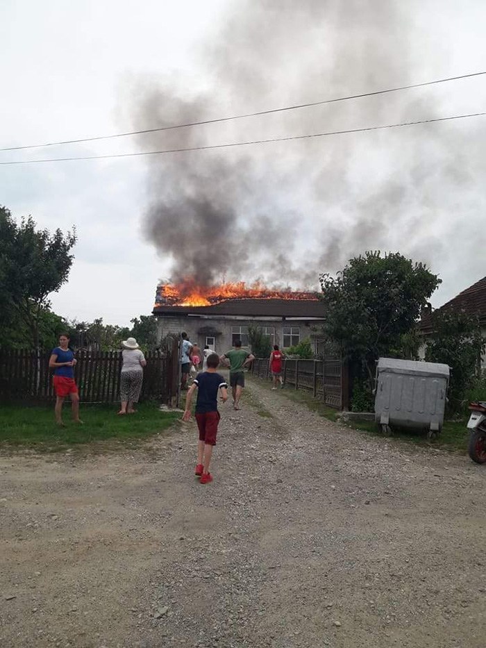 Focul, stins cu ”găleata”. Unele primării din județ nu au bani de mașini de pompieri