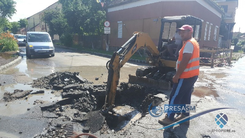 FOTO&VIDEO. Dezastru în Satu Mare! Străzi inundate de muncitori incompetenți